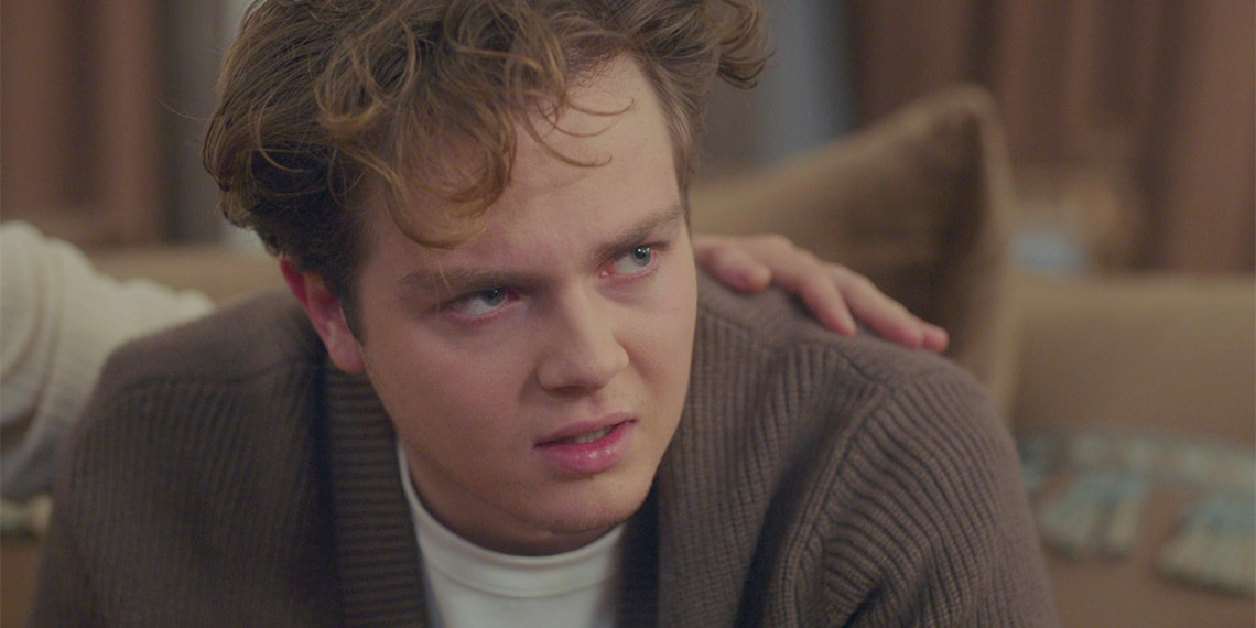 Taş Kağıt Makas’ın yeni bölüm tanıtım filminde lüks otomobiliyle 5 kişiye çarpıp 1 kişinin de ölümüne neden olan 17 yaşındaki oğlunu Amerika’ya kaçıran yazar Eylem Tok olayına benzer bir konu işlendi.