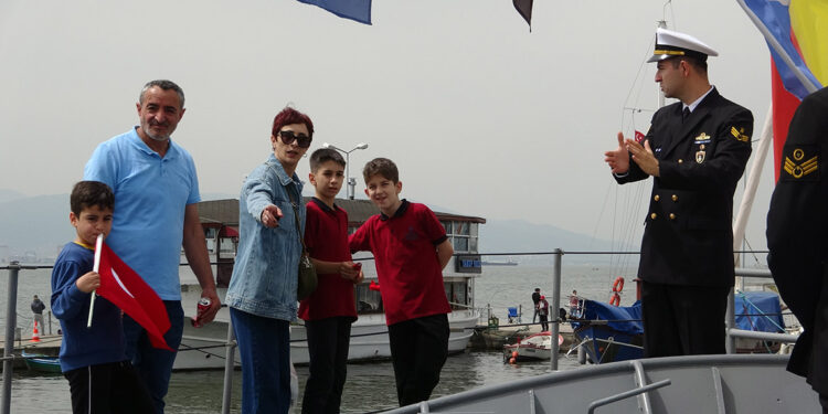 TCG Fırtına Hücumbotu'na çocuklardan ilgi