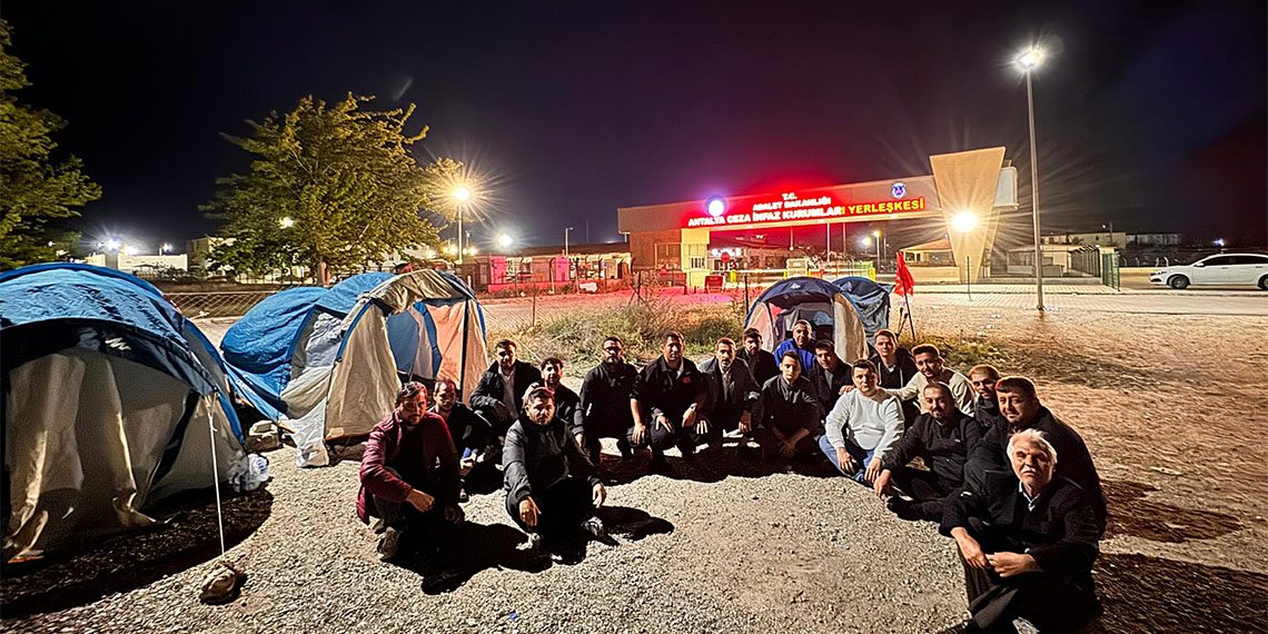Antalya'da 1 kişinin ölümü, 7 kişinin yaralanmasıyla sonuçlanan teleferik kazasında CHP'li başkan tutuklandı partililer cezaevi önünde çadır kurdu.
