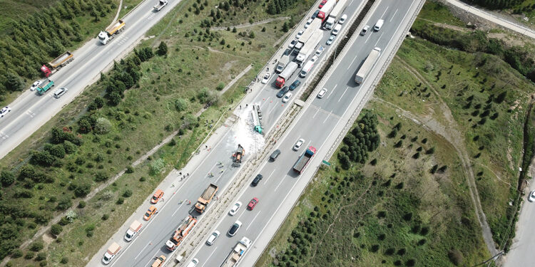 TEM Otoyolu'nda zincirleme kaza; İstanbul yönü trafiğe kapandı