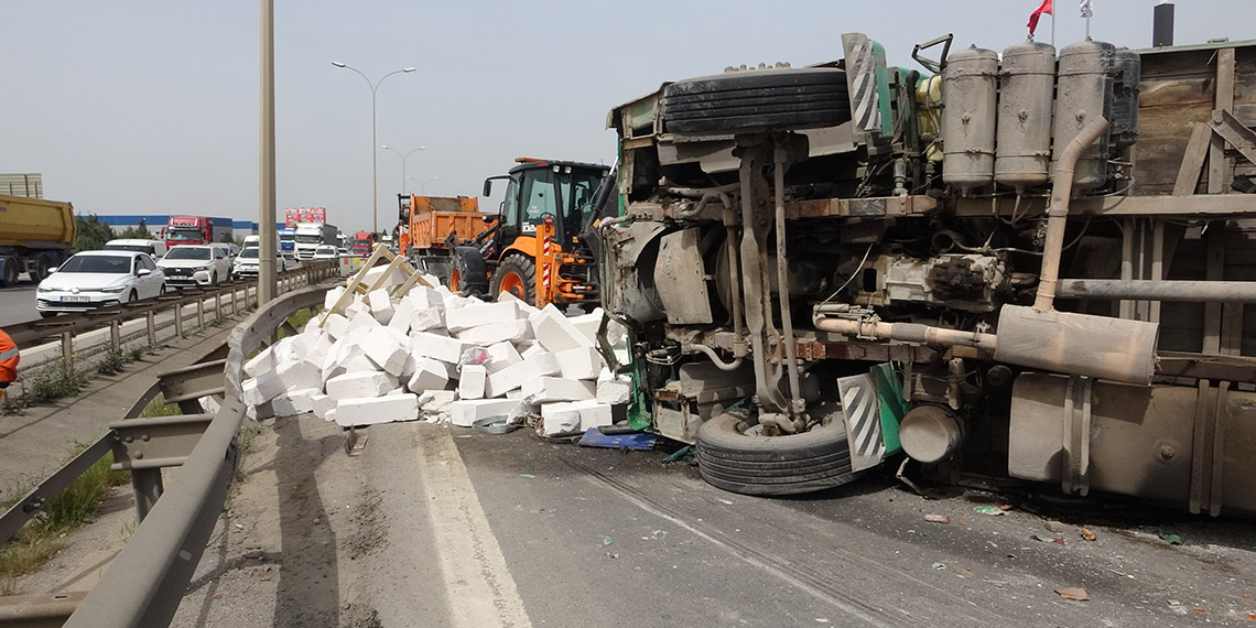 TEM Otoyolu'nda zincirleme kaza; İstanbul yönü trafiğe kapandı