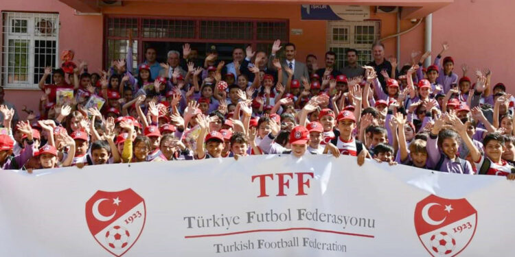 TFF'den 950 depremzede öğrenciye Milli Takım forması