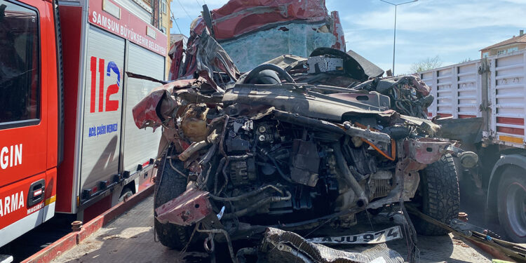 TIR'a arkadan çarpan araçtaki çift öldü