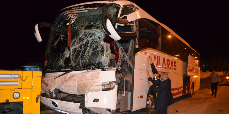TIR'la çarpışan otobüs öğrenci yurdunun duvarına çarptı