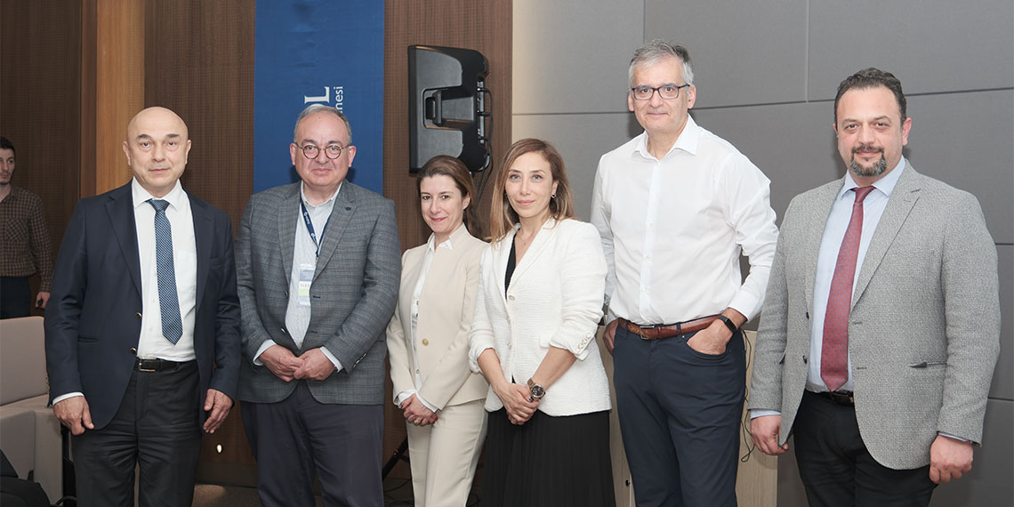 Titreme hastalıklarında yeni teknoloji tedavi yöntemi olan ‘Akıllı Ses Ötesi Tedavisi (MRgFUS)’ Türkiye’de ilk defa Medipol Sağlık Grubu bünyesinde 2018 yılından bu yana faaliyet gösteren Parkinson ve Hareket Bozuklukları Merkezi’nde (PARMER) uygulandı.