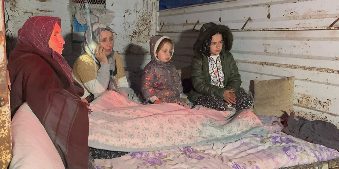 Deprem sonrası vatandaş geceyi sokakta geçirdi