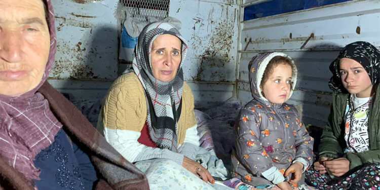 Deprem sonrası vatandaş geceyi sokakta geçirdi