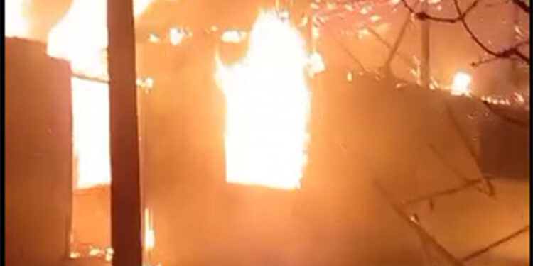 Tokat'ın Çamaltı köyünde boş ev alev alev yandı