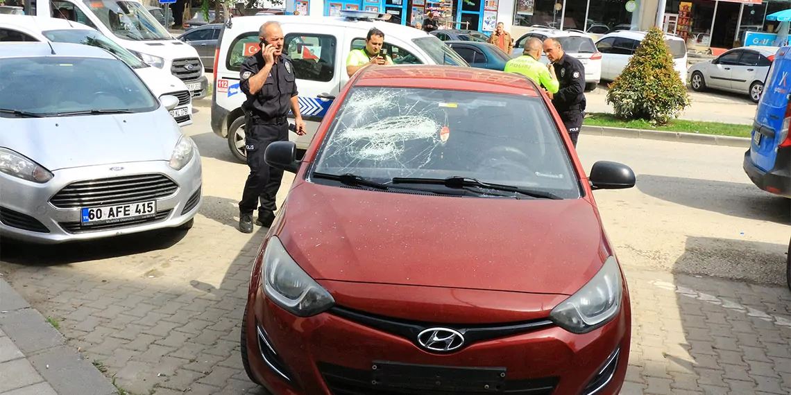 Tokat'ta sopalı biber gazlı kavgada yasemin özdamar (32), yaralandı. Kavga kameraya yansırken, 6 şüpheli gözaltına alındı.