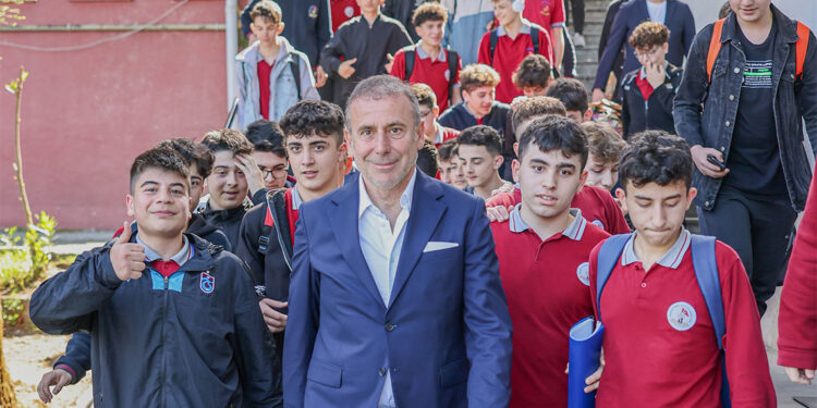 Abdullah Avcı öğrencilerle bir araya geldi