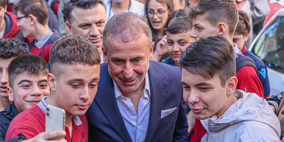 23 Nisan Ulusal Egemenlik ve Çocuk Bayramı dolayısıyla Trabzonspor Teknik Direktörü Abdullah Avcı öğrencilerle bir araya geldi.