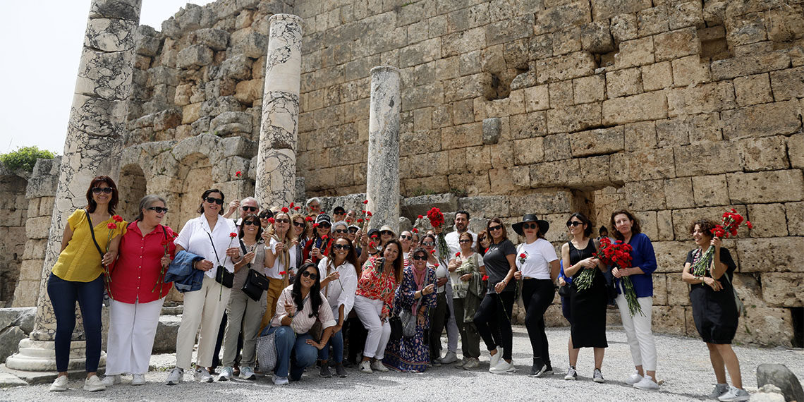 Turizmde yeni rekor hedefleyen Antalya'da ören yerlerini ziyaret eden turistler kırmızı karanfillerle karşılandı.