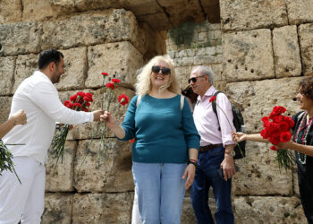 Antalya'da turistler kırmızı karanfillerle karşılandı