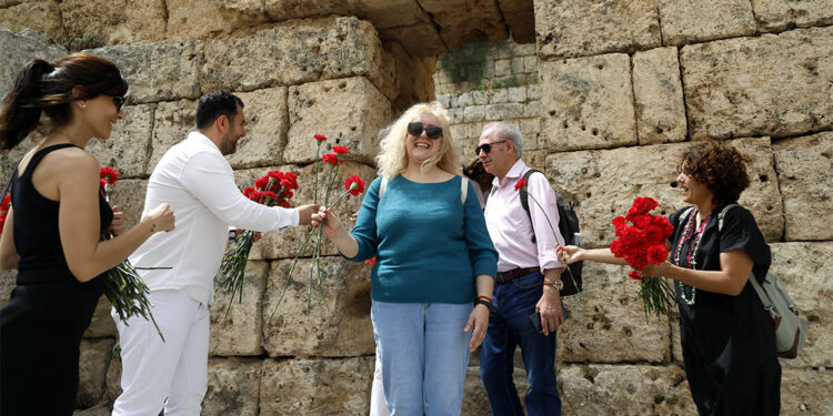 Antalya'da turistler kırmızı karanfillerle karşılandı