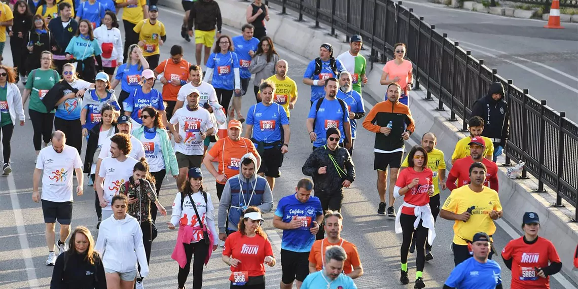 İzmir büyükşehir belediyesi’nin bu yıl beşincisini düzenlediği “türkiye'nin en hızlı maratonu" maraton i̇zmir avek, dünyadan ve türkiye'nin dört bir yanından gelen sporcuların katılımıyla koşuldu.