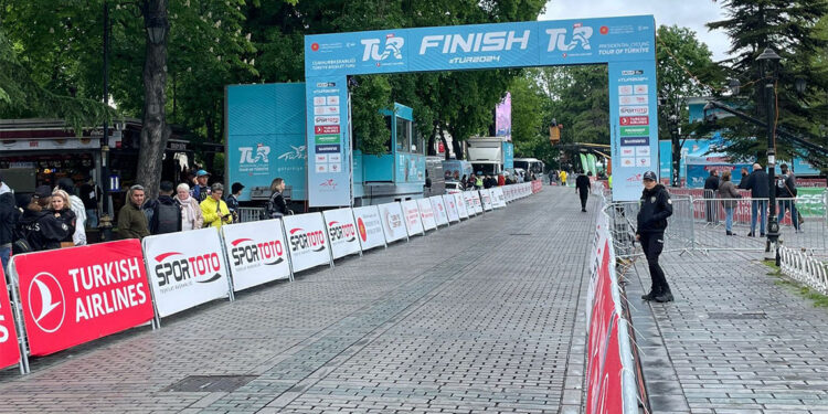 Bisiklet Turu'nun İstanbul etabına yağmur engeli