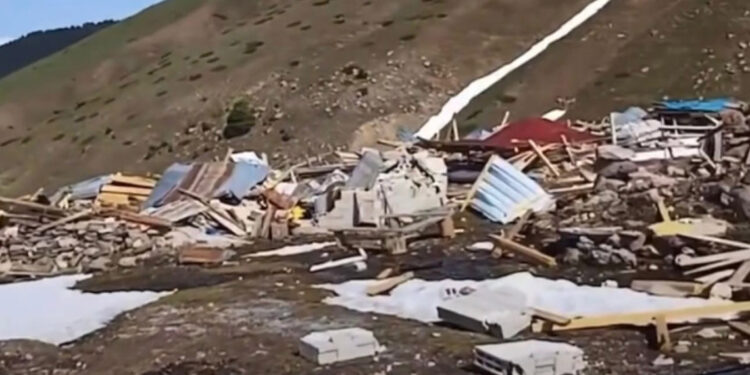 Taşlı Yaylası'nda meydana gelen çığda 9 ev yıkılmış