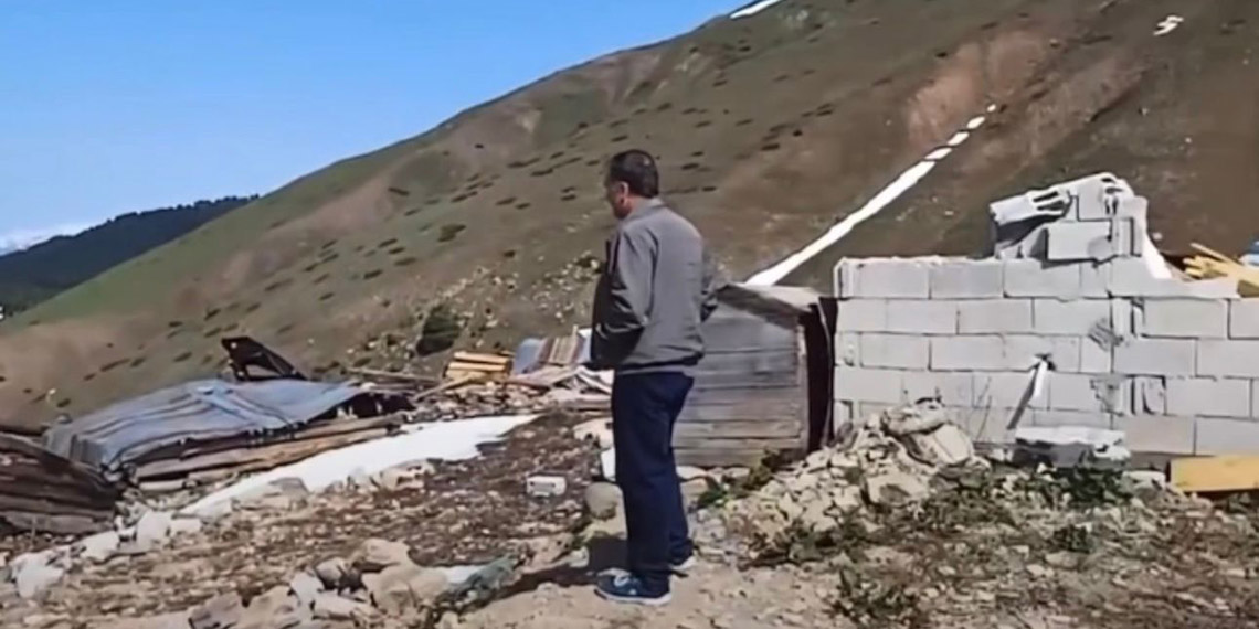 Taşlı Yaylası'nda meydana gelen çığda 9 ev yıkılmış