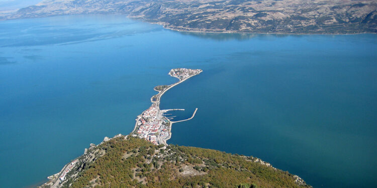 Tedbir alınmazsa Eğirdir Gölü ikiye ayrılacak