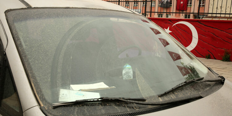 Tekirdağ ve Edirne'de toz taşınımı; araçlar çamurla kaplandı