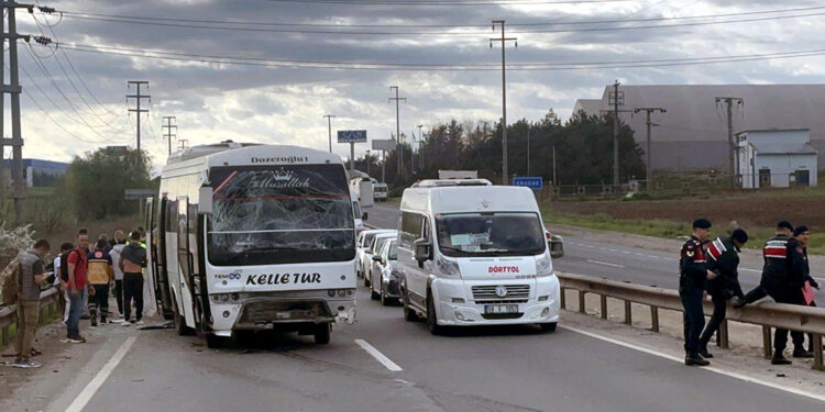 Tekirdağ'da servis araçları çarpıştı: 5'i asker, 16 yaralı