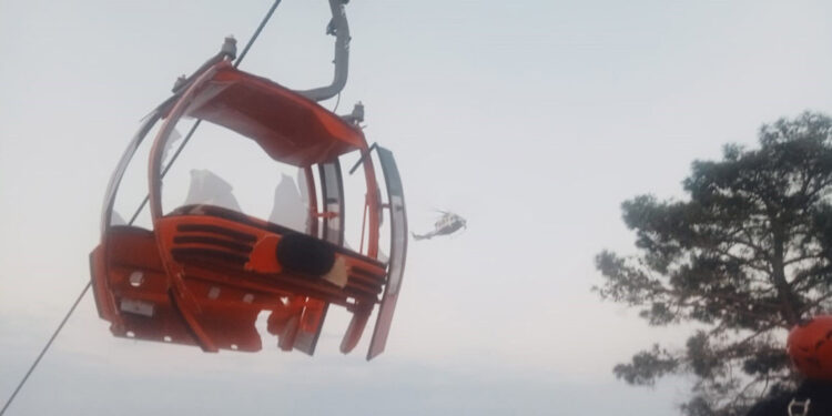 Teleferikte mahsur kalan vatandaşlardan 87'si kurtarıldı