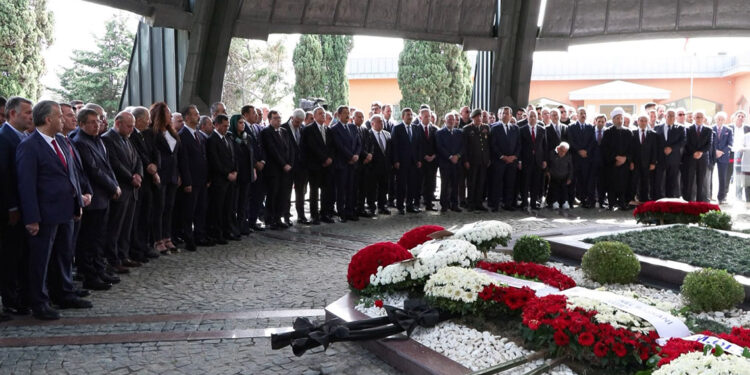 Turgut Özal mezarı başında anıldı