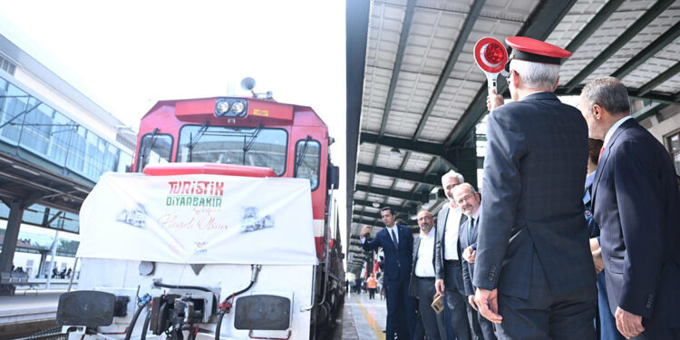 Turistik Diyarbakır Ekspresi, ilk seferine uğurlandı