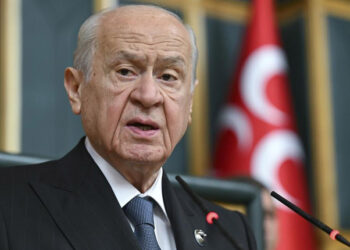 Türk bayrağını kabullenemeyen vatandaşlıktan çıkarılmalı