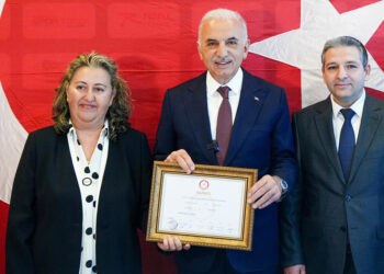 Ümraniye Belediye Başkanı mazbatasını aldı