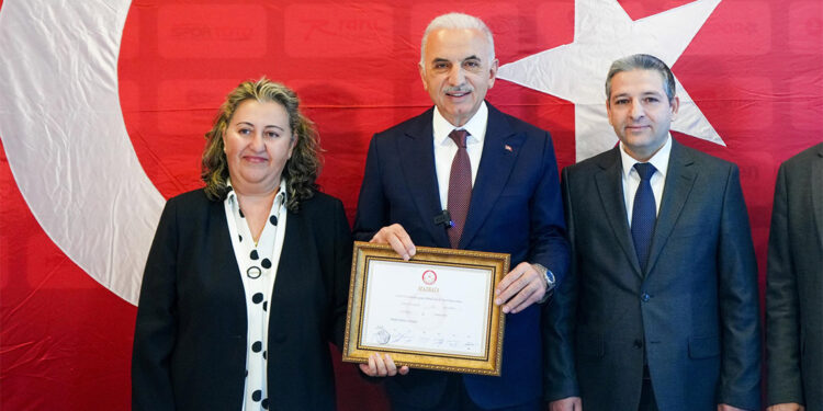 Ümraniye Belediye Başkanı mazbatasını aldı