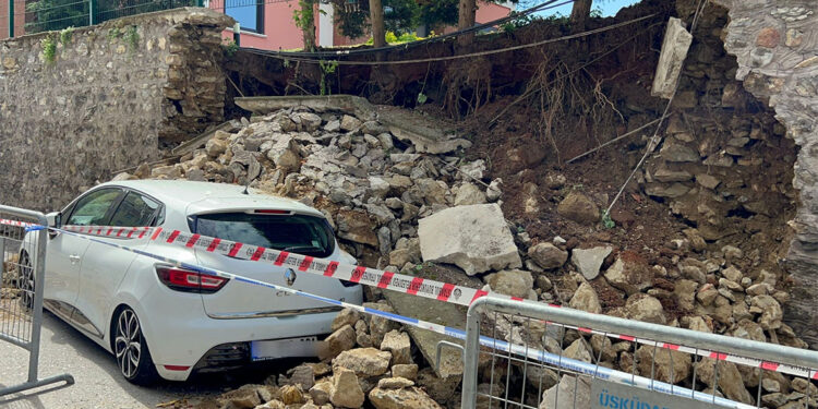 Üsküdar'da sitenin duvarı çöktü