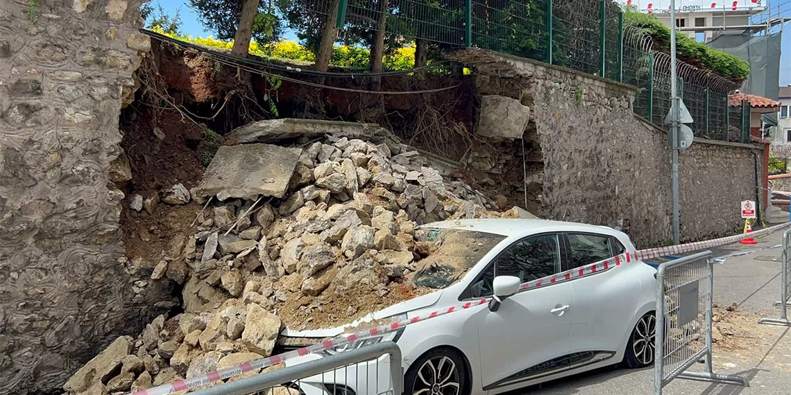 Üsküdar'da sitenin duvarı sabah saatlerinde park halindeki iki otomobilin üzerine çöktü. Bir otomobil kullanılamaz hale gelirken, diğer otomobilde ise maddi hasar meydana geldi.