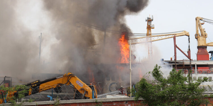 Ünye Tersanesi'nde gemi yangını