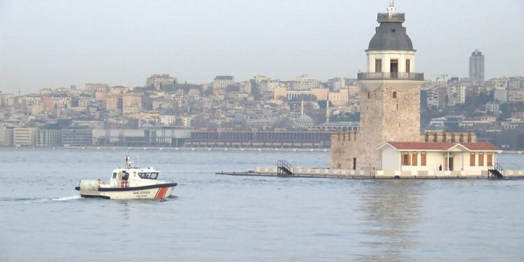 Üsküdar'da denize atlayan kişi kayboldu, arama çalışması başladı
