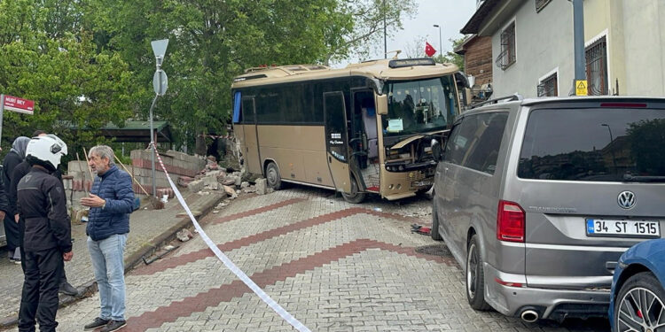 Üsküdar'da servis aracı kaza yaptı: 10 öğrenci yaralandı