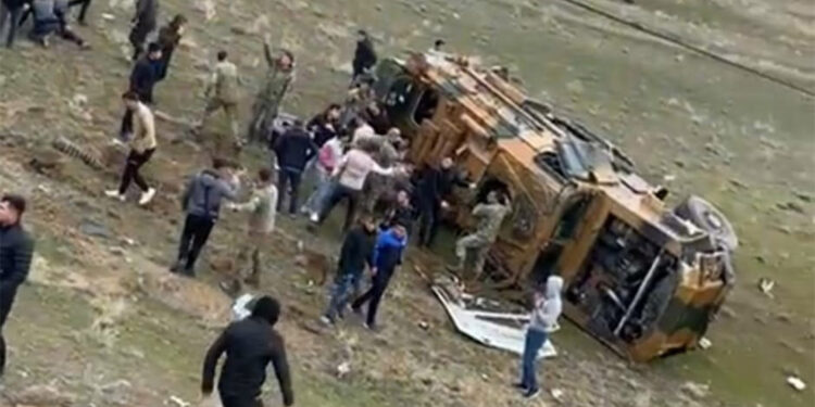 Van'da askeri araç devrildi; 13 asker hastaneye kaldırıldı