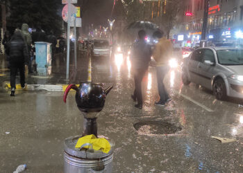 Van'da sağanak; bayram alışverişine çıkanlar zor anlar yaşadı