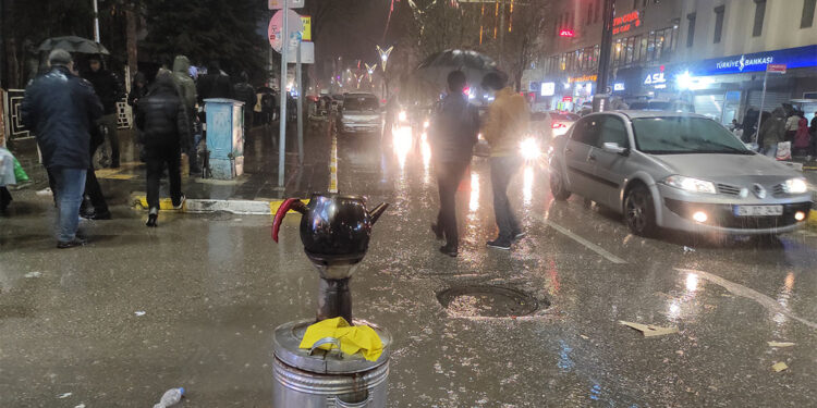 Van'da sağanak; bayram alışverişine çıkanlar zor anlar yaşadı