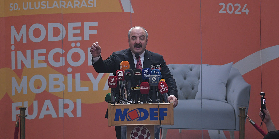 Eski Sanayi ve Teknoloji Bakanı, AK Parti Bursa Milletvekili Mustafa Varank, “Milletin nazarında İstiklal Marşı'na saygı duymayanın, Türkiye Cumhuriyeti bayrağına saygı duymayanın itibarı olmaz” dedi.