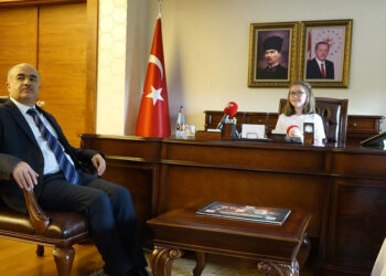 Vali Zülkif Dağlı'nın koltuğuna 4. sınıf öğrencisi Ayşe oturdu