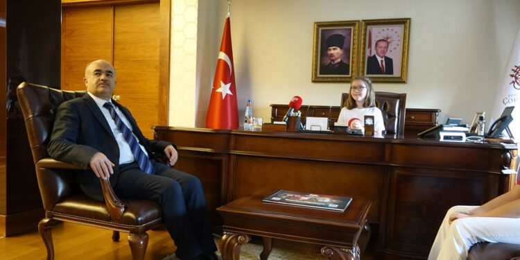 Vali Zülkif Dağlı'nın koltuğuna 4. sınıf öğrencisi Ayşe oturdu