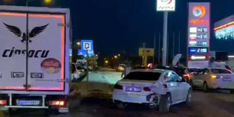 Van-Erciş kara yolunda zincirleme kaza; 10 yaralı 