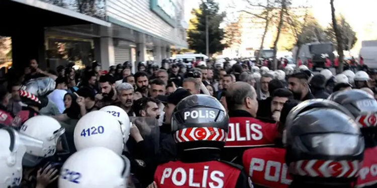 Van'daki olaylar nedeniyle Vanspor-Ankaraspor maçı ertelendi