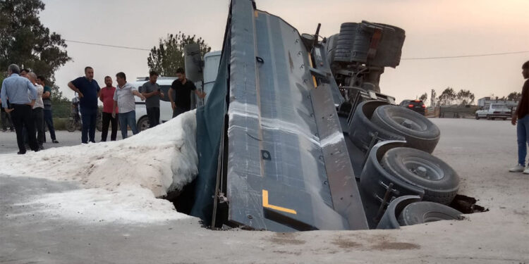 Yol çöktü seyir halindeki kamyon oluşan çukura gömüldü