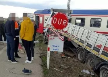 Afyonkarahisar'da yolcu treni tir'a çarptı