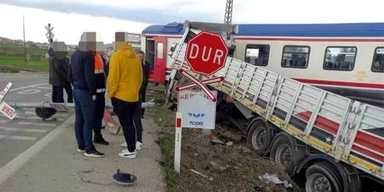 Afyonkarahisar'da yolcu treni TIR'a çarptı