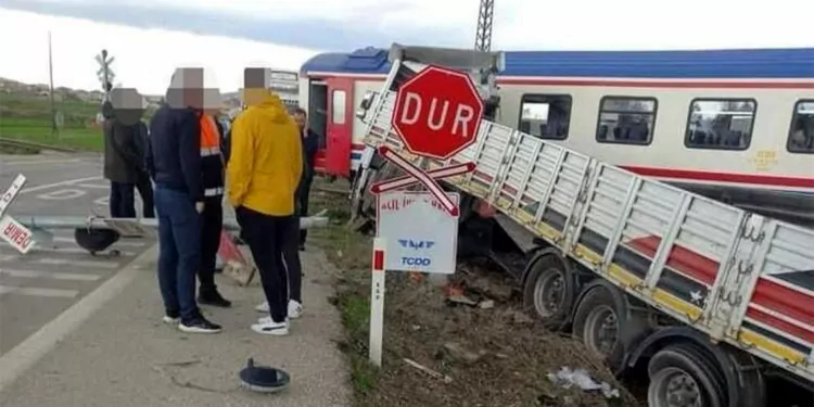 Afyonkarahisar'da yolcu treni tir'a çarptı
