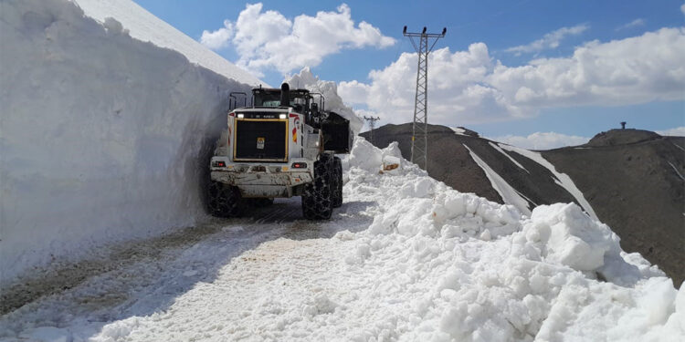 Hakkari'de askeri üs bölgelerine giden yollar ulaşıma açıldı
