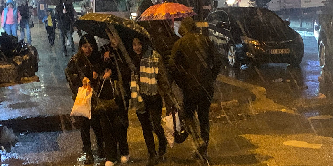 Yüksekova'da nisan karı hazırlıksız yakaladı, lap lapa yağan kar kısa sürede kenti beyaza bürürken, kar kalınlığının yüksek kesimlerde 15 santimetreye kadar ulaştığı belirtildi.